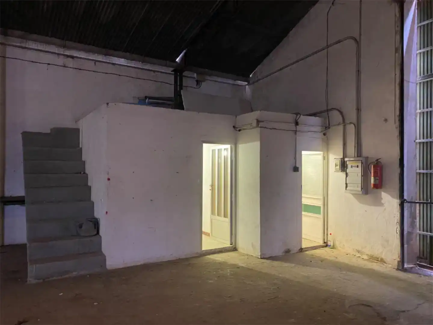 Industrial buildings for rent in Serrada