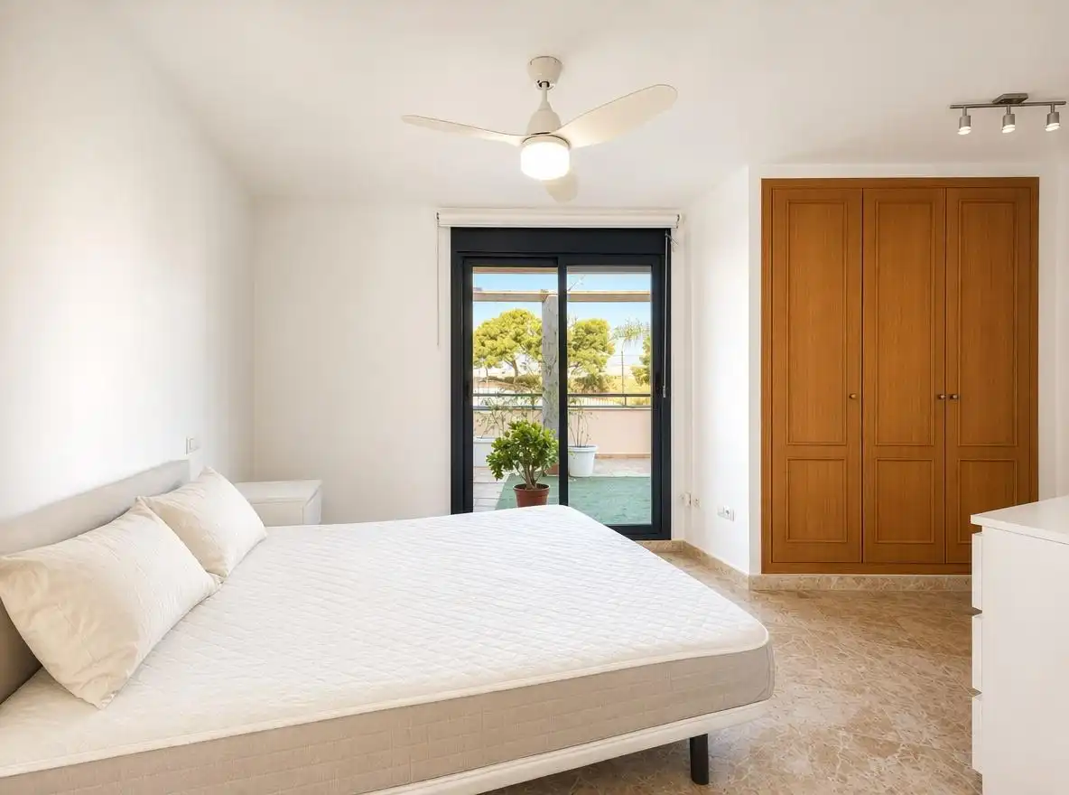 Schlafzimmer von Dachboden zur Miete in Alicante / Alacant mit Terrasse, Abstellraum und Möbliert