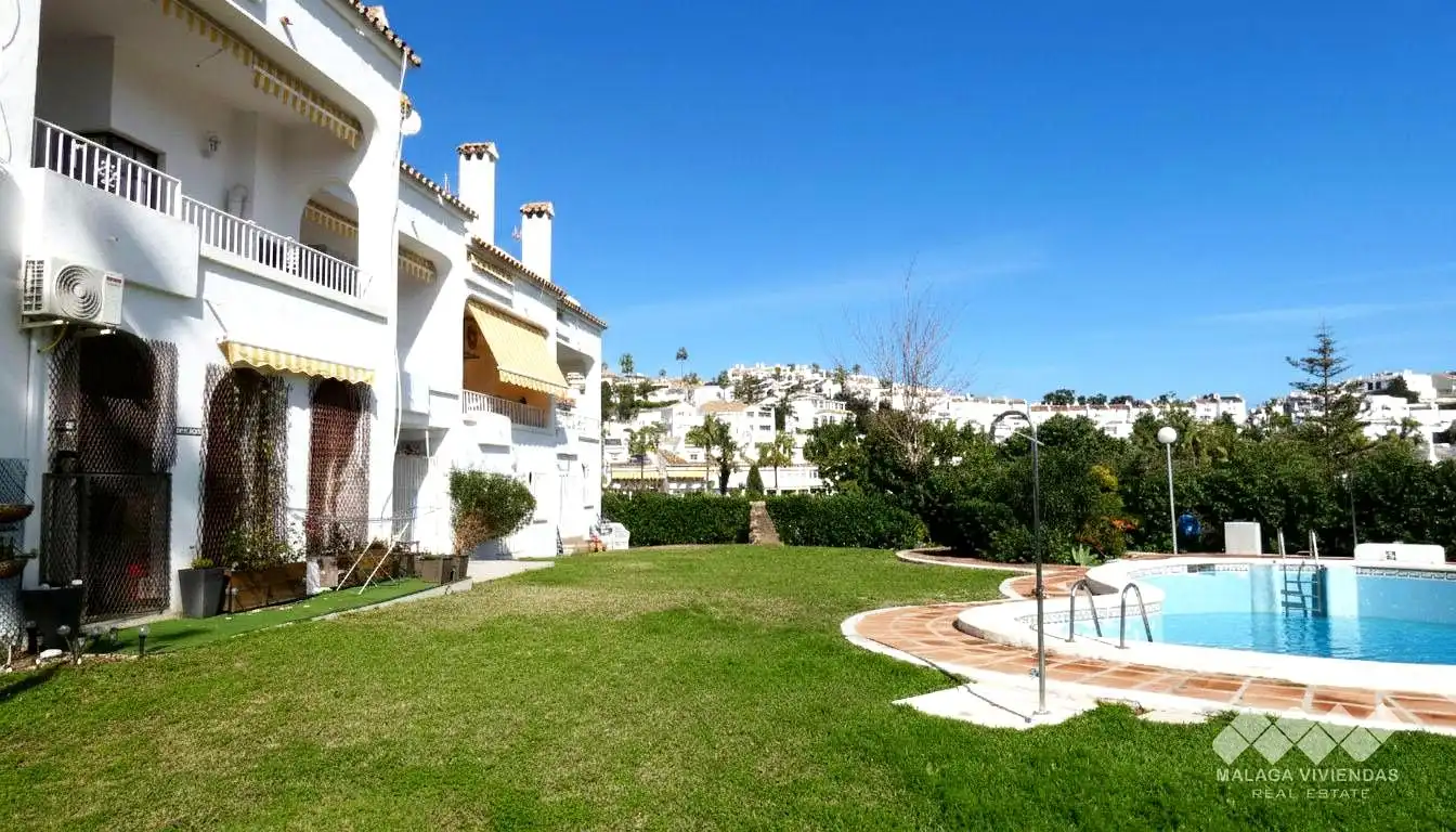 Vista exterior de Casa adosada en venda en Benalmádena amb Piscina comunitària