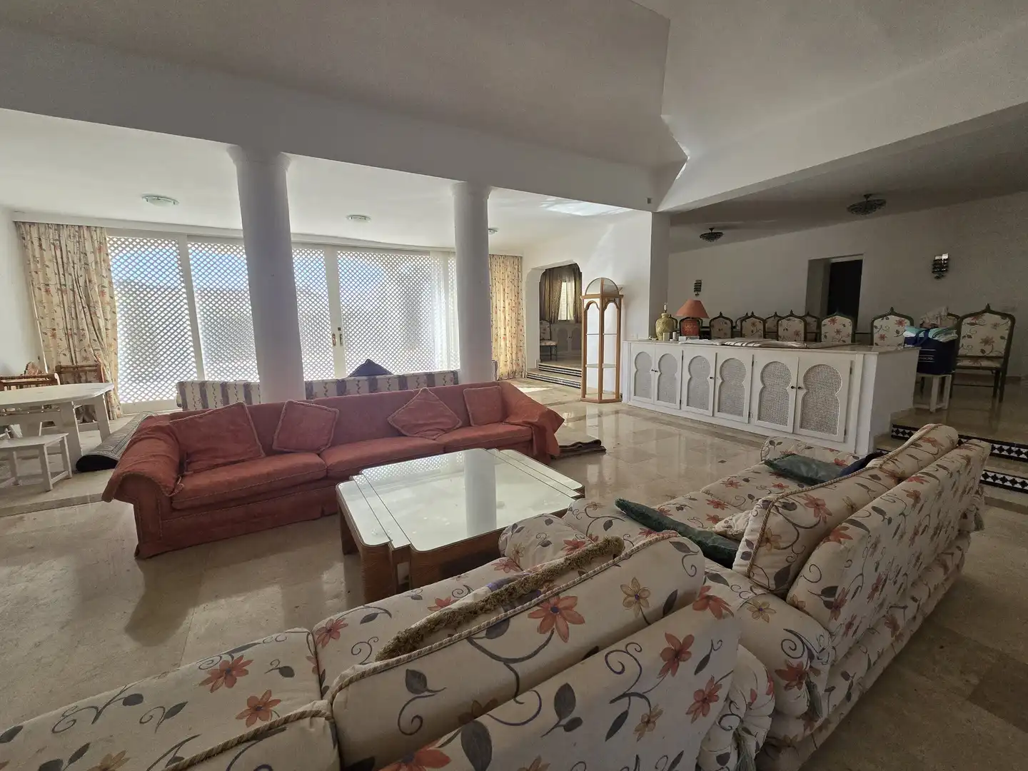 Sala d'estar de Casa o xalet en venda en Marbella amb Calefacció, Jardí privat i Terrassa