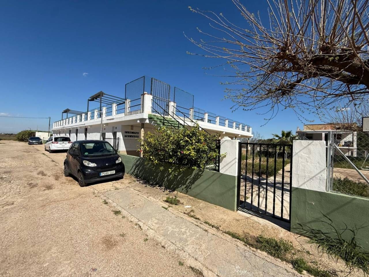 Vista exterior de Casa adosada en venda en Benifaió amb Jardí privat, Terrassa i Piscina