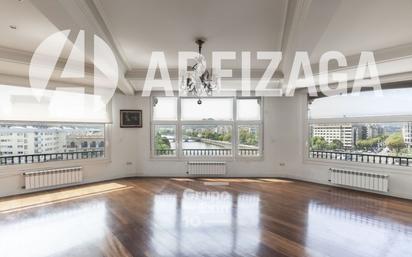 Sala d'estar de Pis en venda en Donostia - San Sebastián  amb Balcó