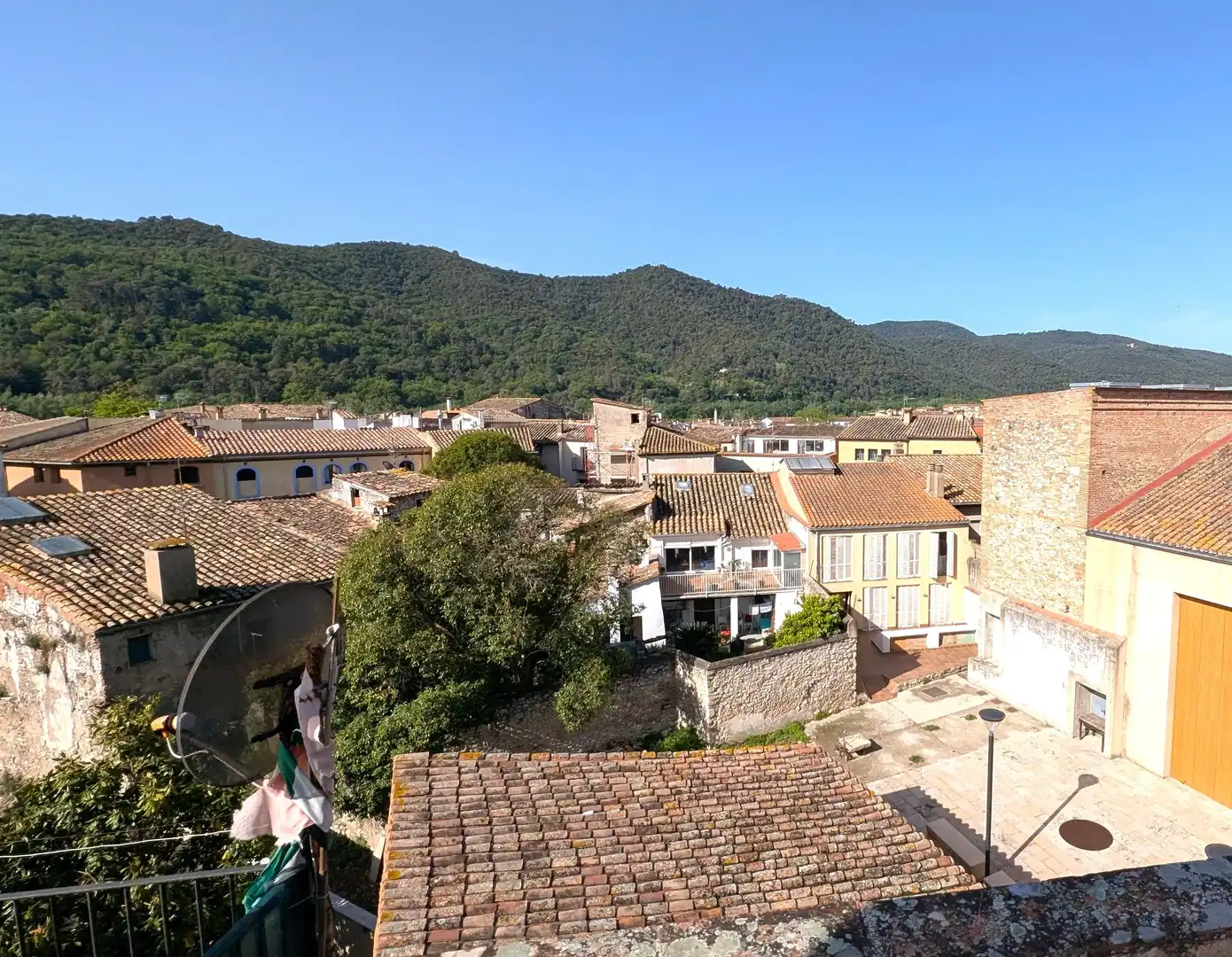 Vista exterior de Casa adosada en venda en Besalú amb Terrassa i Balcó