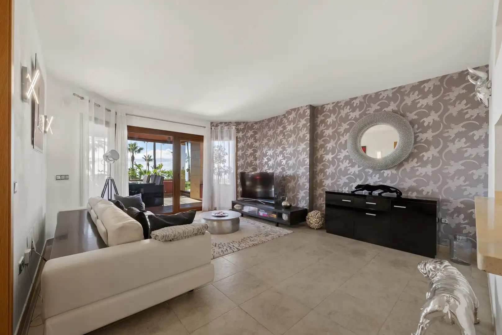 Sala d'estar de Planta baixa en venda en Benalmádena amb Aire condicionat, Terrassa i Piscina