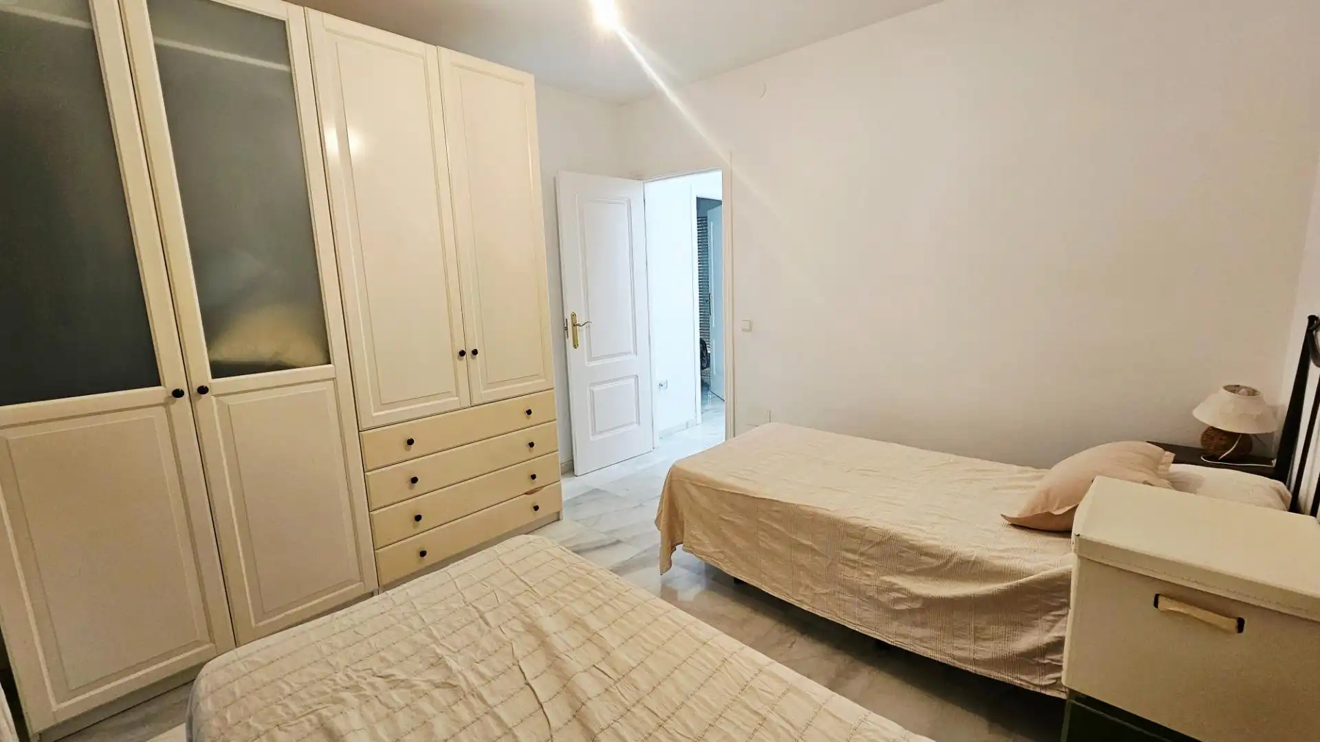 Dormitori de Casa adosada en venda en Benalmádena amb Aire condicionat, Jardí privat i Terrassa