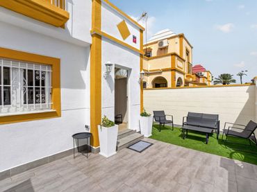 Adosado con piscina en venta en Calle Francisco Diez Martinez 8