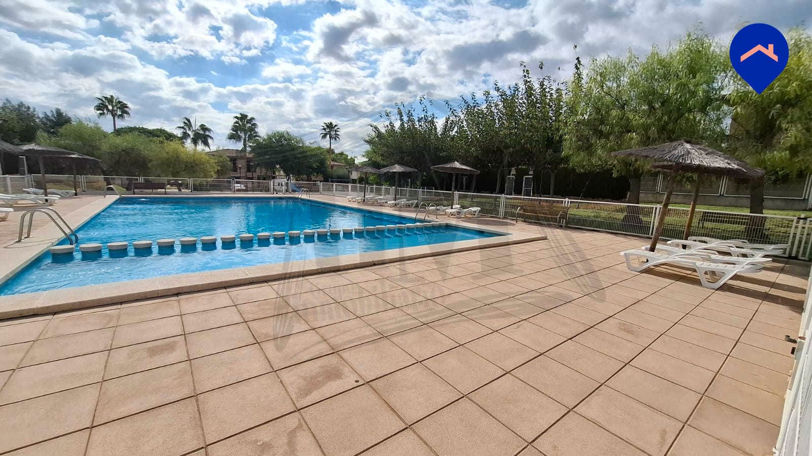 Piscina de Casa adosada en venda en Paterna amb Aire condicionat, Calefacció i Jardí privat
