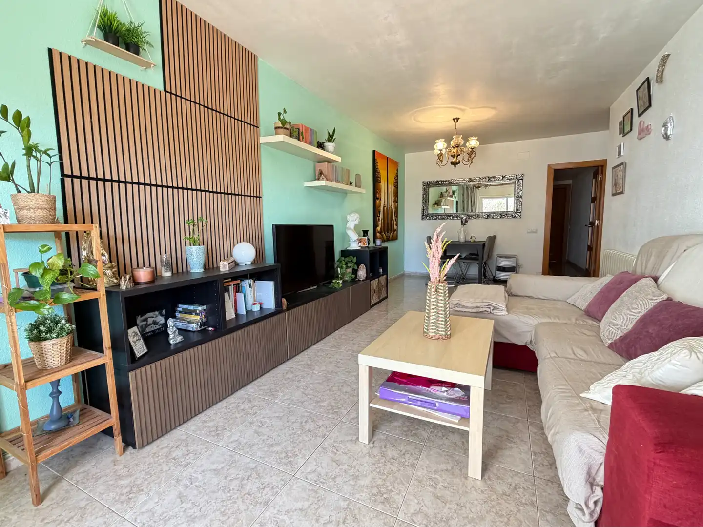 Sala de estar de Piso en venta en Santa Margarida I Els Monjos con Calefacción, Terraza y Amueblado