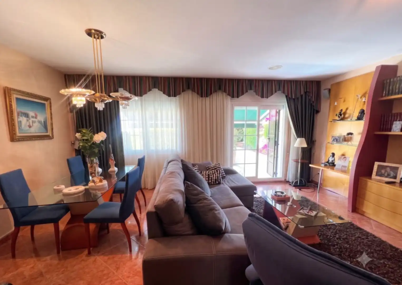 Sala d'estar de Casa adosada en venda en Vilassar de Mar amb Jardí privat, Terrassa i Piscina