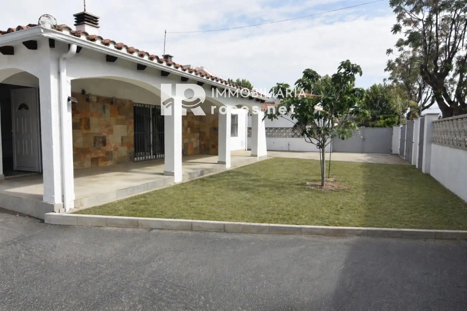 Exterior view of Houses for sale in Empuriabrava  with Air Conditioner