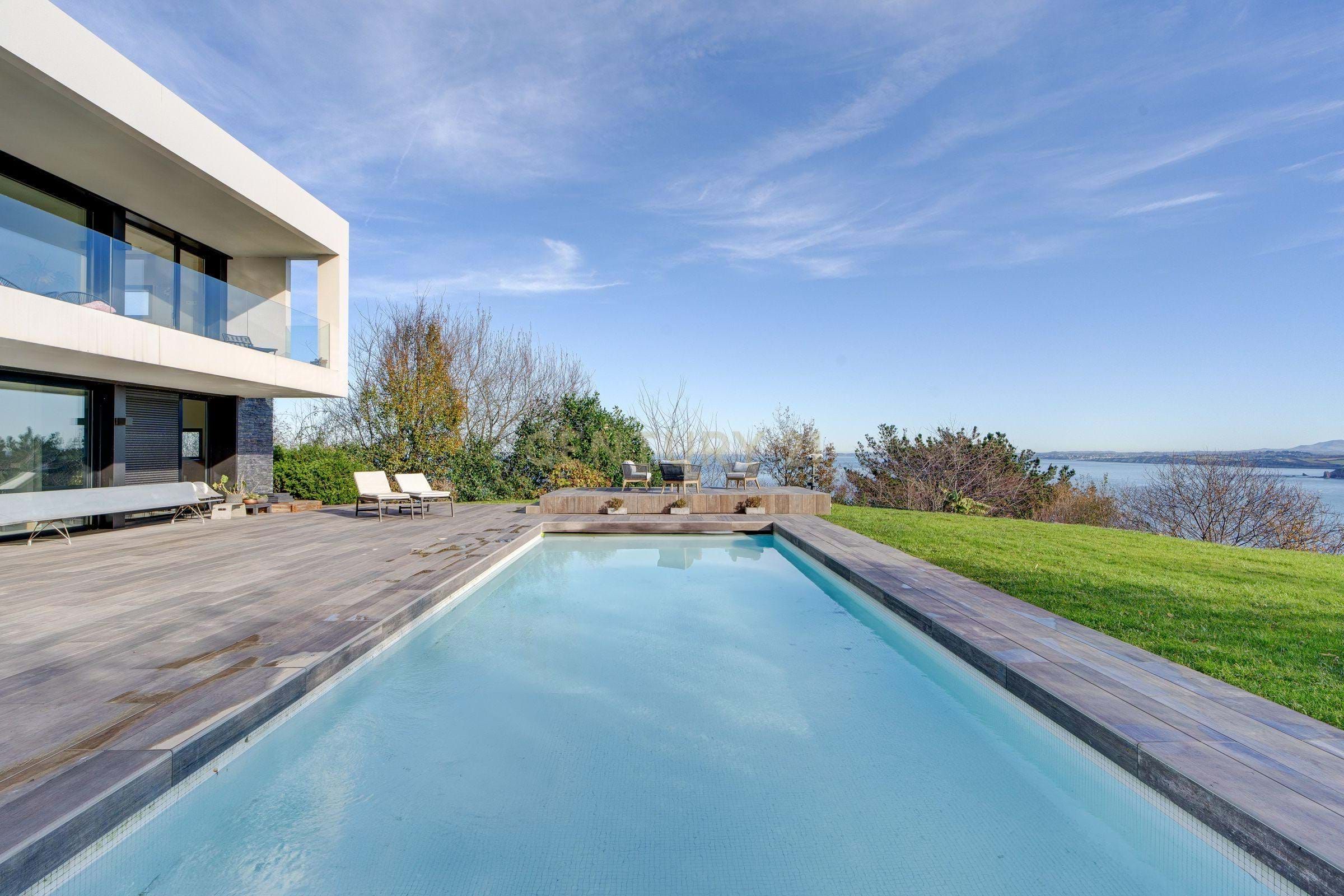 Swimming pool of House or chalet for sale in Hondarribia
