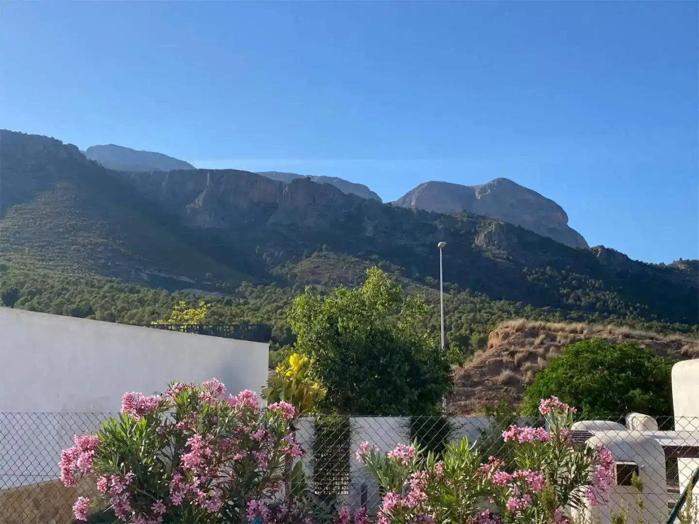 Vista exterior de Casa o xalet en venda en La Nucia amb Aire condicionat, Piscina i Balcó