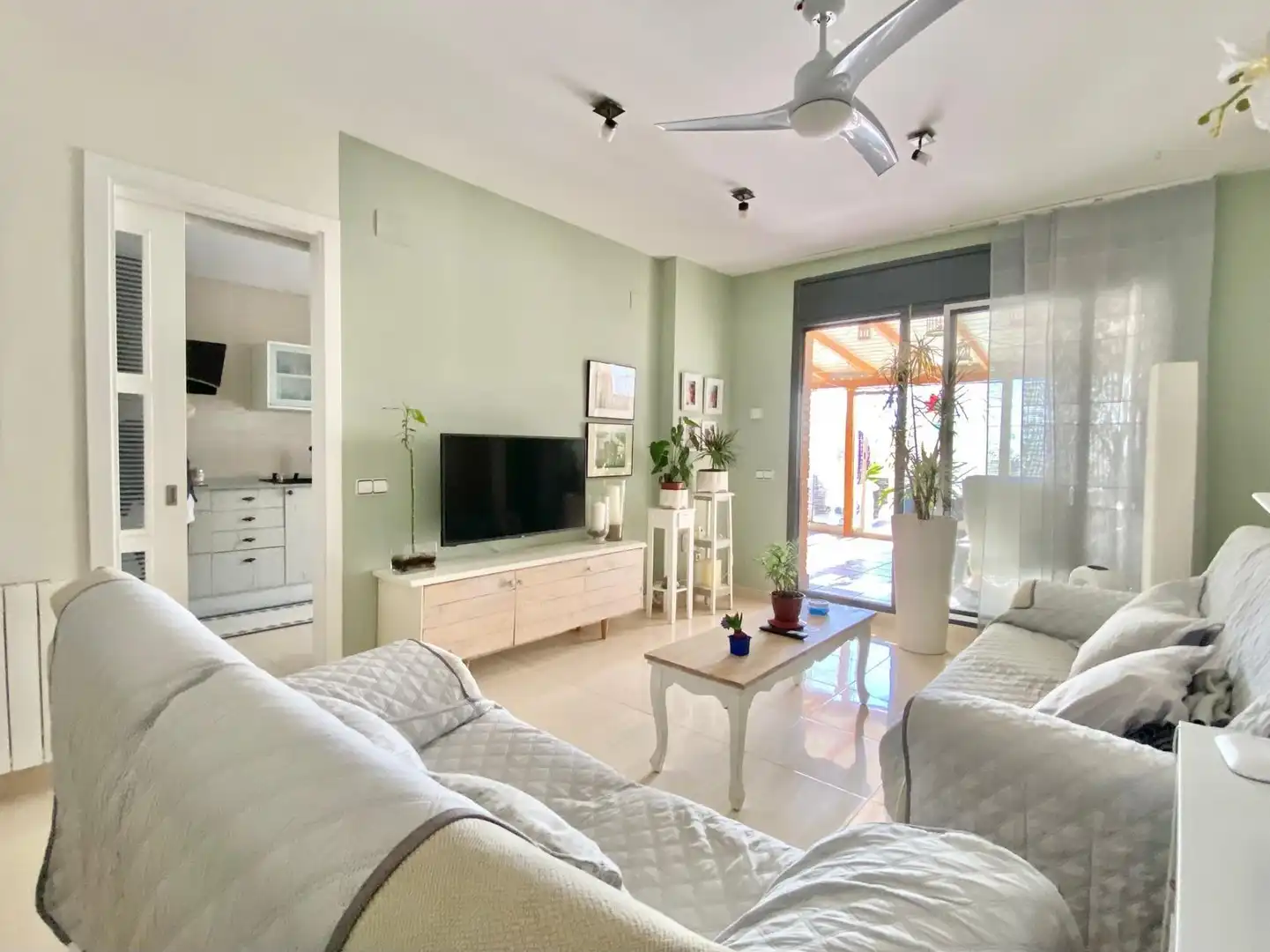 Wohnzimmer von Einfamilien-Reihenhaus zum Verkauf in El Vendrell mit Klimaanlage, Heizung und Terrasse