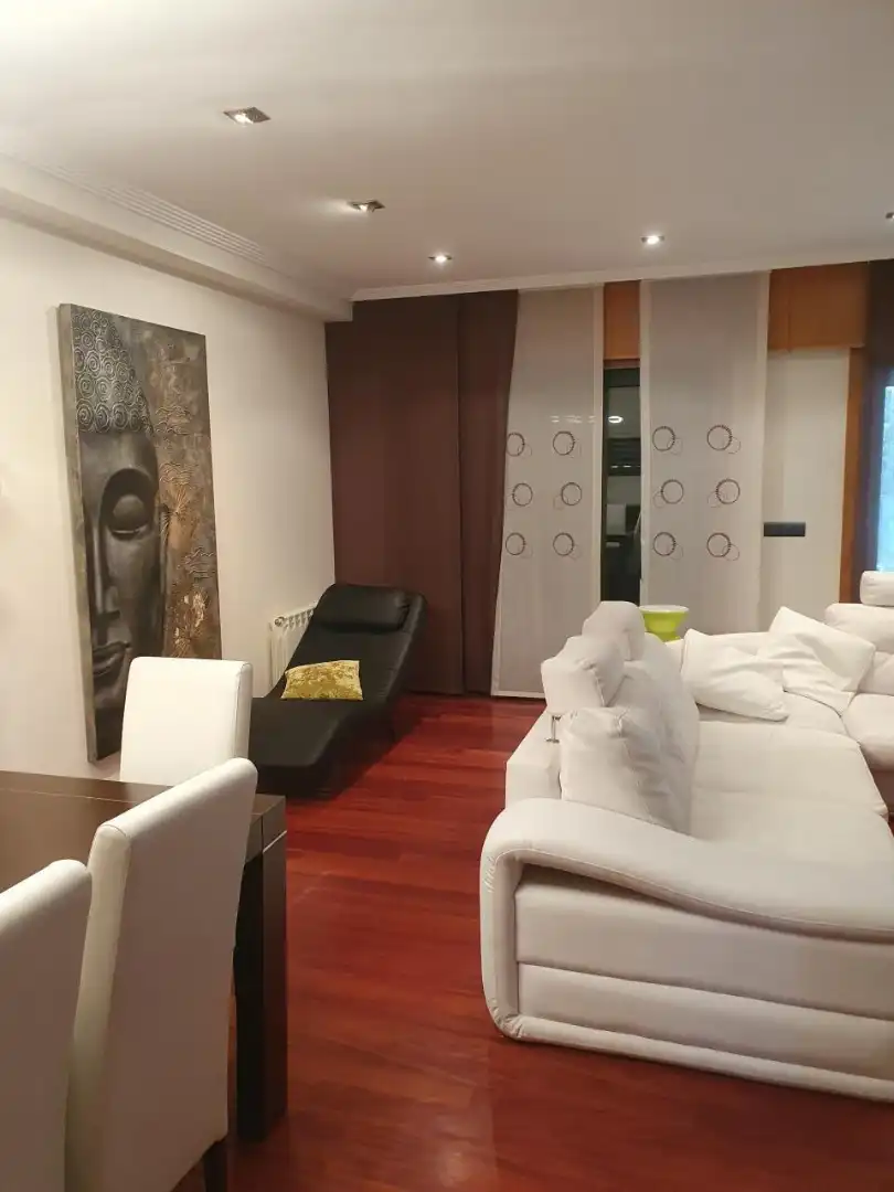 Sala d'estar de Casa adosada en venda en Vigo  amb Calefacció, Jardí privat i Moblat