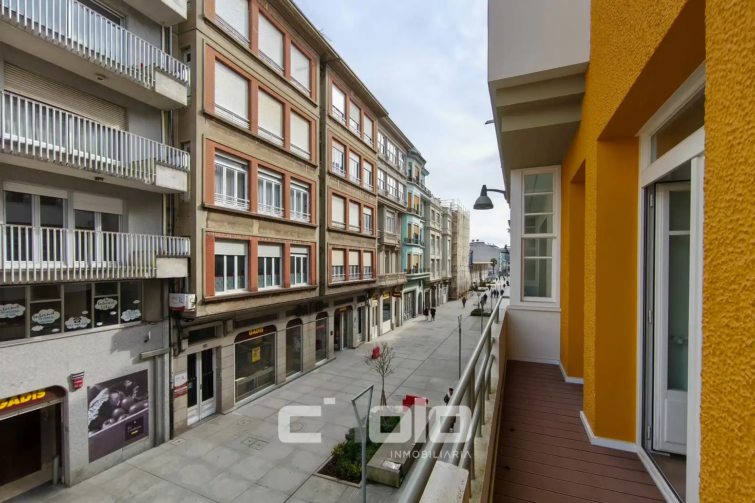 Vista exterior de Pis en venda en Lugo amb Calefacció, Terrassa i Balcó
