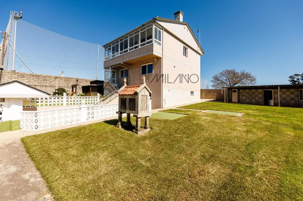Vista exterior de Casa o xalet en venda en Vigo  amb Calefacció, Jardí privat i Parquet