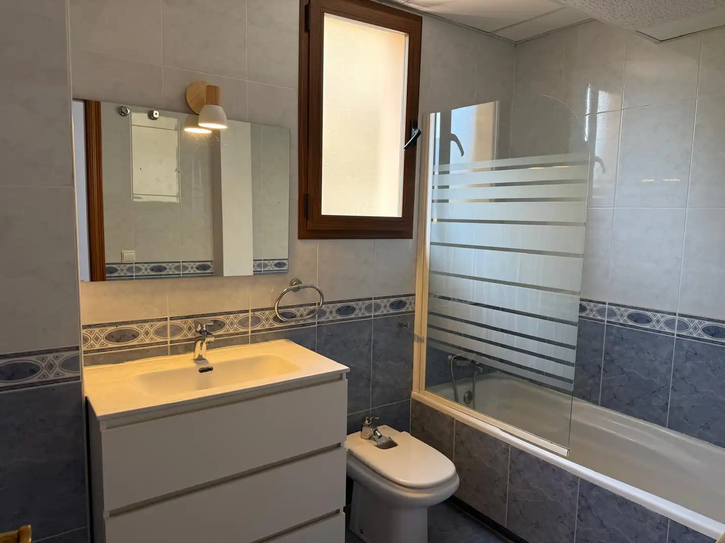 Baño de Ático de alquiler en Benalmádena con Aire acondicionado, Terraza y Balcón