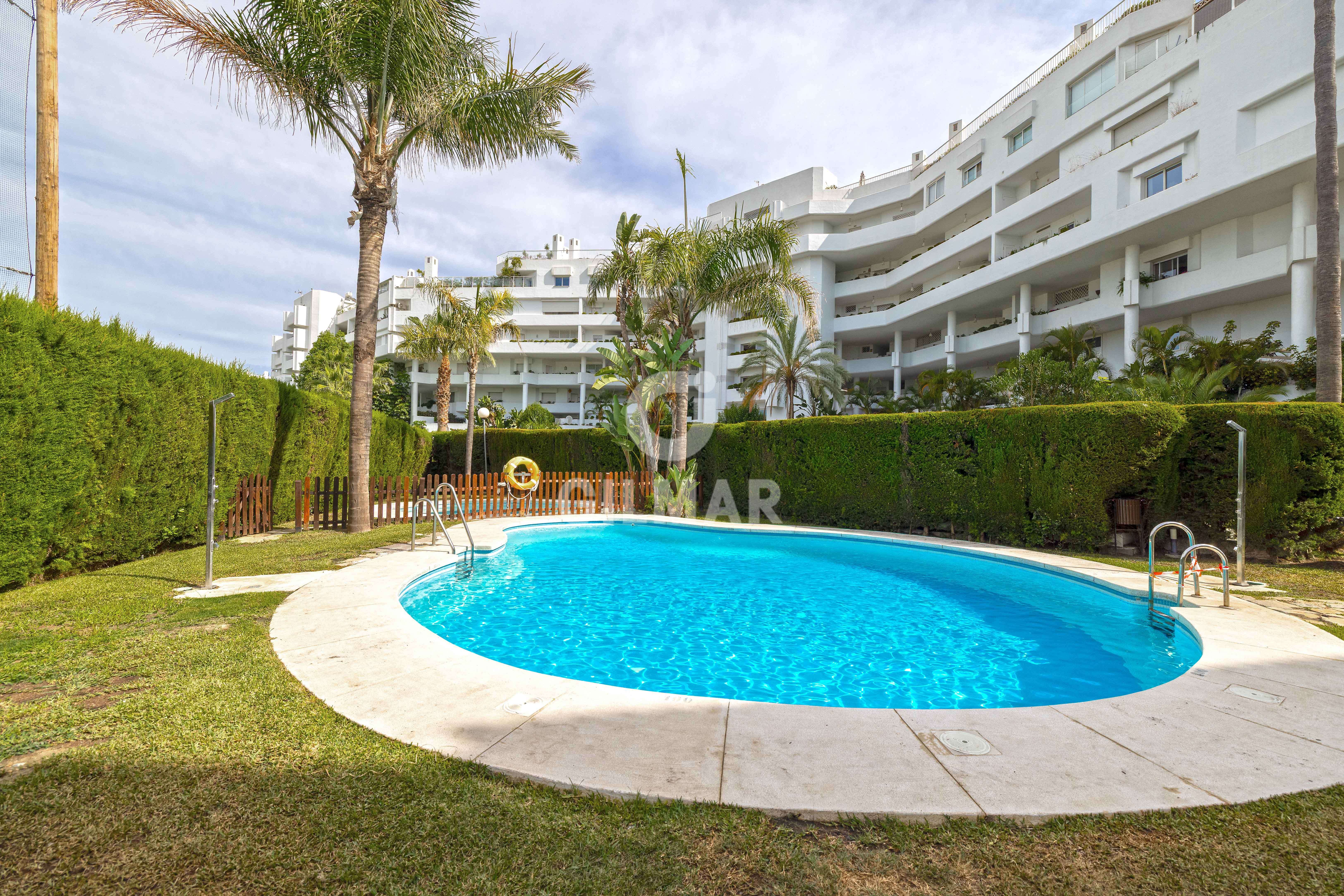 Vista exterior de Apartamento en venta en Marbella con Calefacción, Jardín privado y Piscina