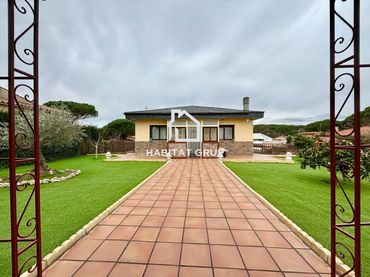 Casa amb piscina en venda a La Goba