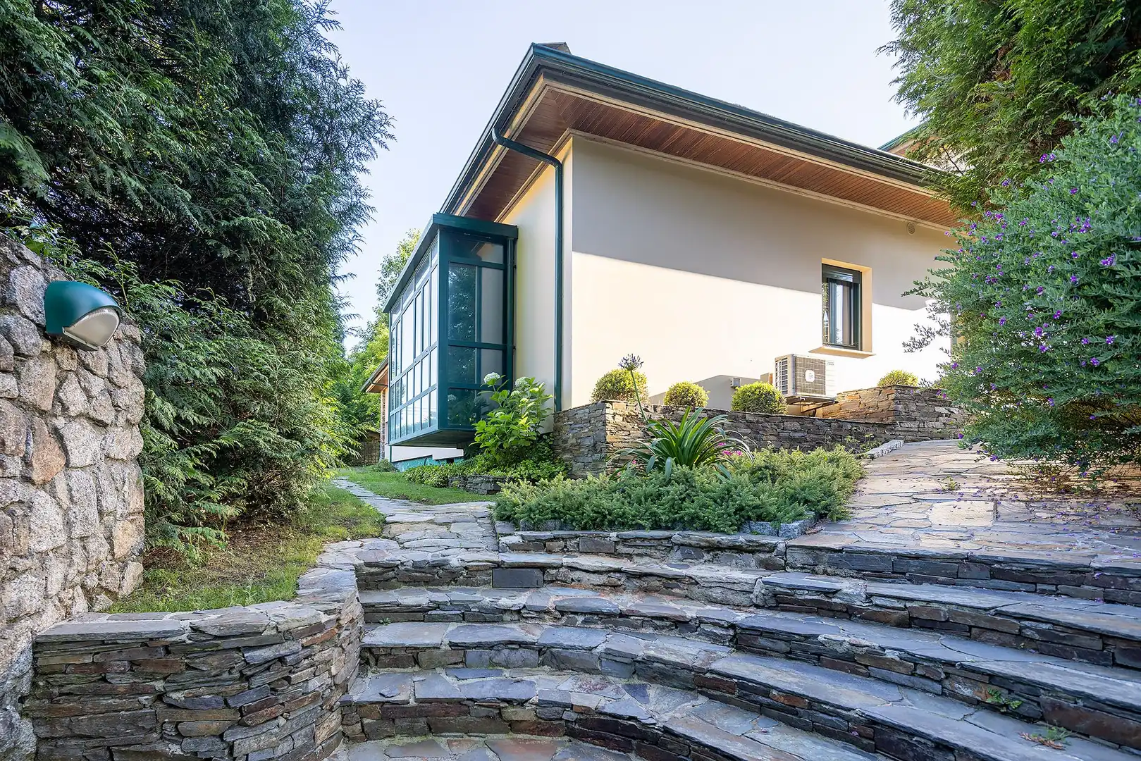 Vista exterior de Casa o chalet en venta en Oleiros con Calefacción, Jardín privado y Parquet