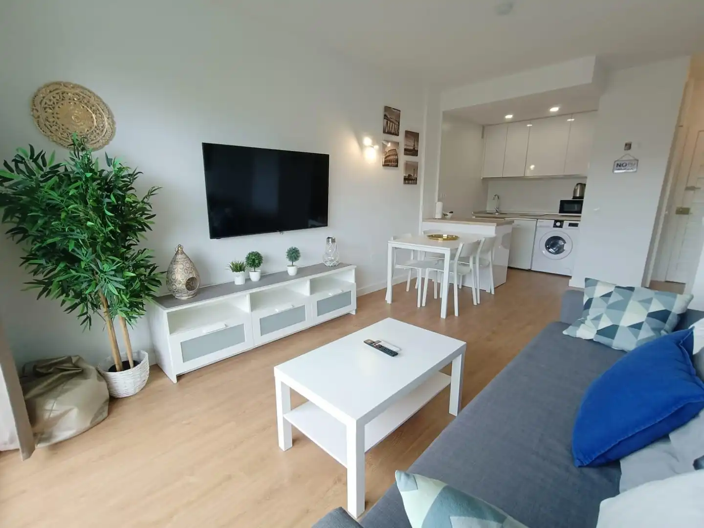 Sala d'estar de Apartament en venda en Benalmádena amb Aire condicionat, Jardí privat i Terrassa