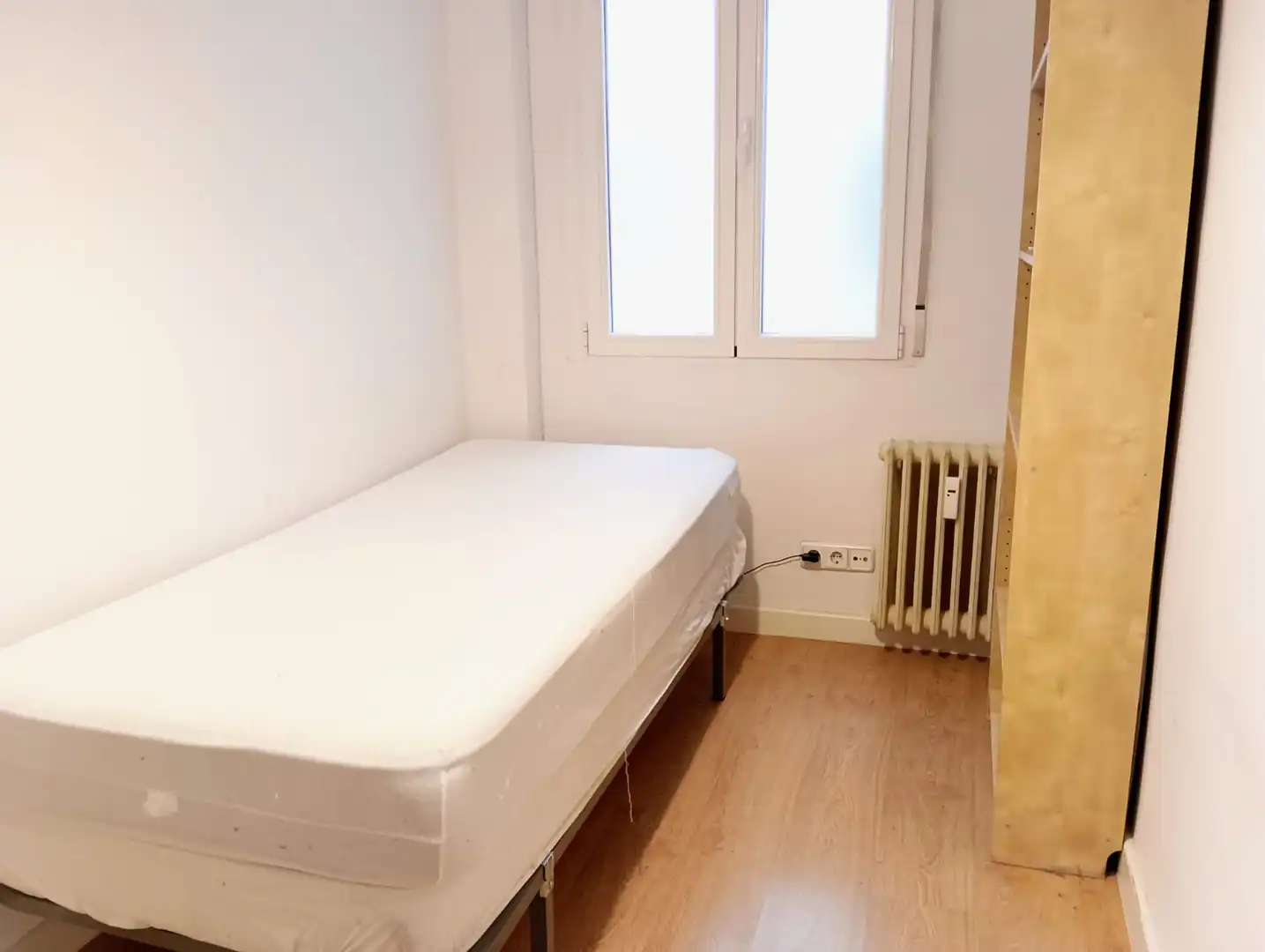 Room in Calle de la Infanta Mercedes, Cuatro Caminos - Azca