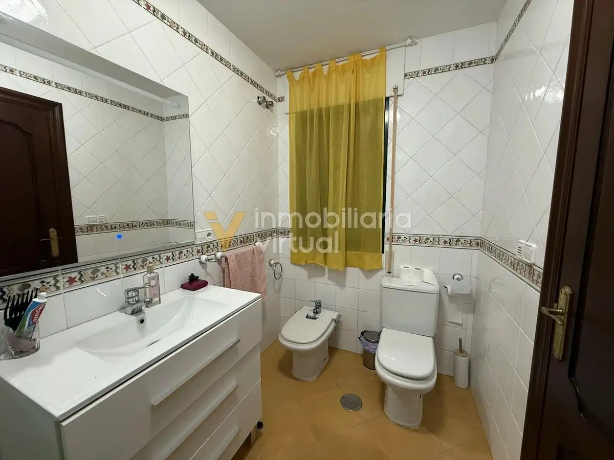 Baño de Piso en venta en Cabra con Aire acondicionado, Calefacción y Amueblado