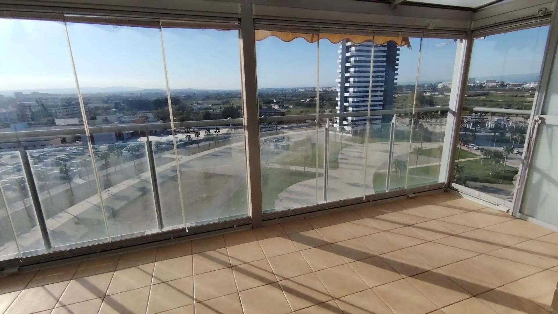 Terrasse von Wohnung zum Verkauf in Mislata mit Klimaanlage, Privatgarten und Parkett