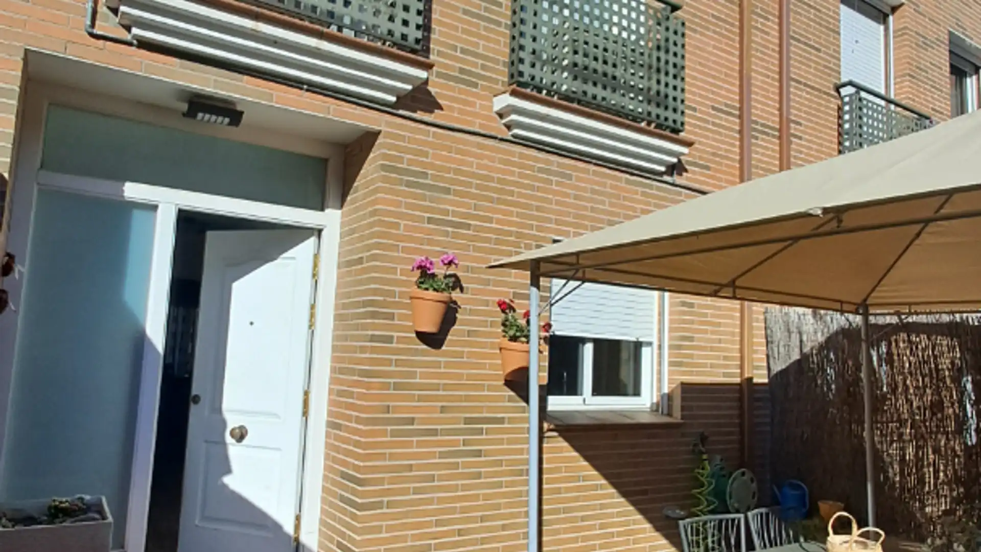 Vista exterior de Casa adosada en venda en Castellbisbal amb Aire condicionat, Calefacció i Jardí privat