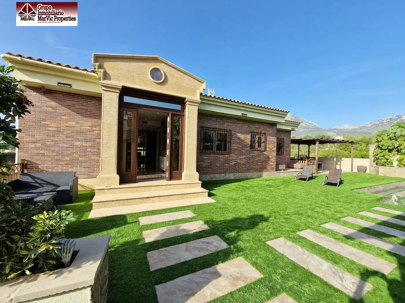 Vista exterior de Casa o xalet en venda en La Nucia amb Aire condicionat, Calefacció i Jardí privat