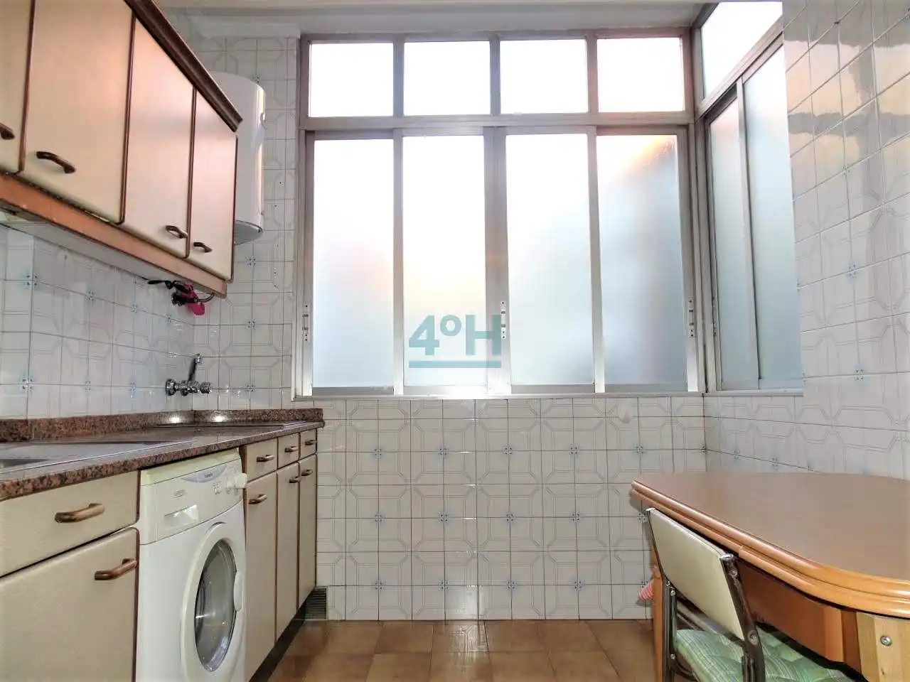 Cuina de Apartament en venda en Ourense Capital  amb Calefacció, Parquet i Moblat