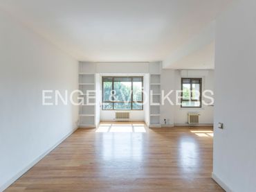 Flat with garden to rent in Avenida de Pío XII