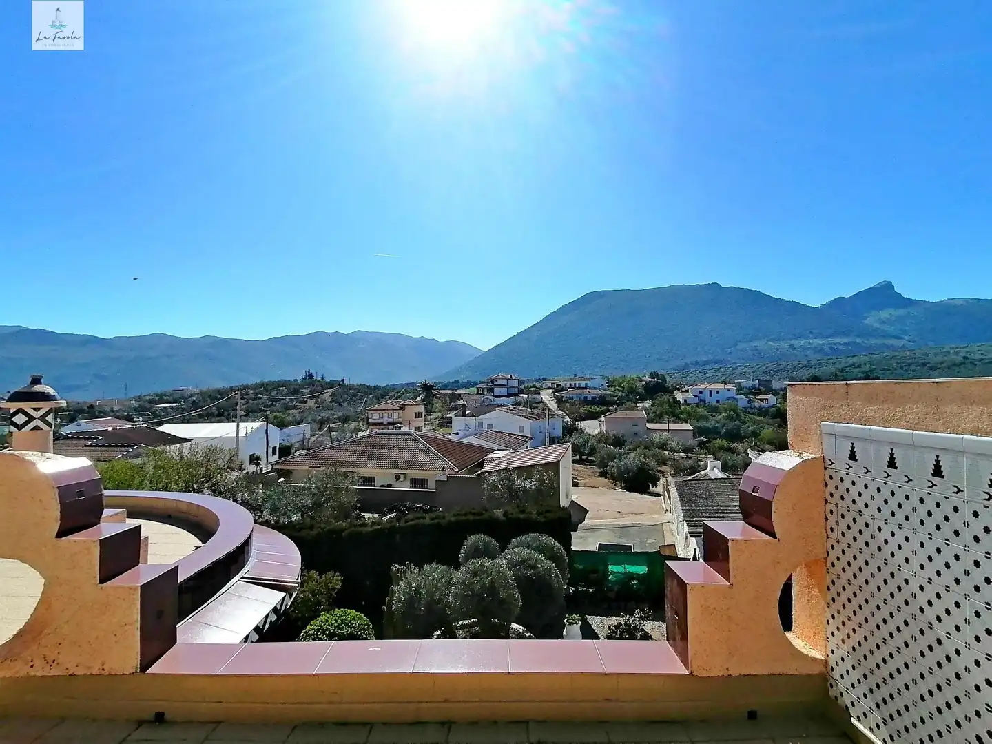Vista exterior de Casa o xalet en venda en Loja amb Jardí privat, Terrassa i Traster