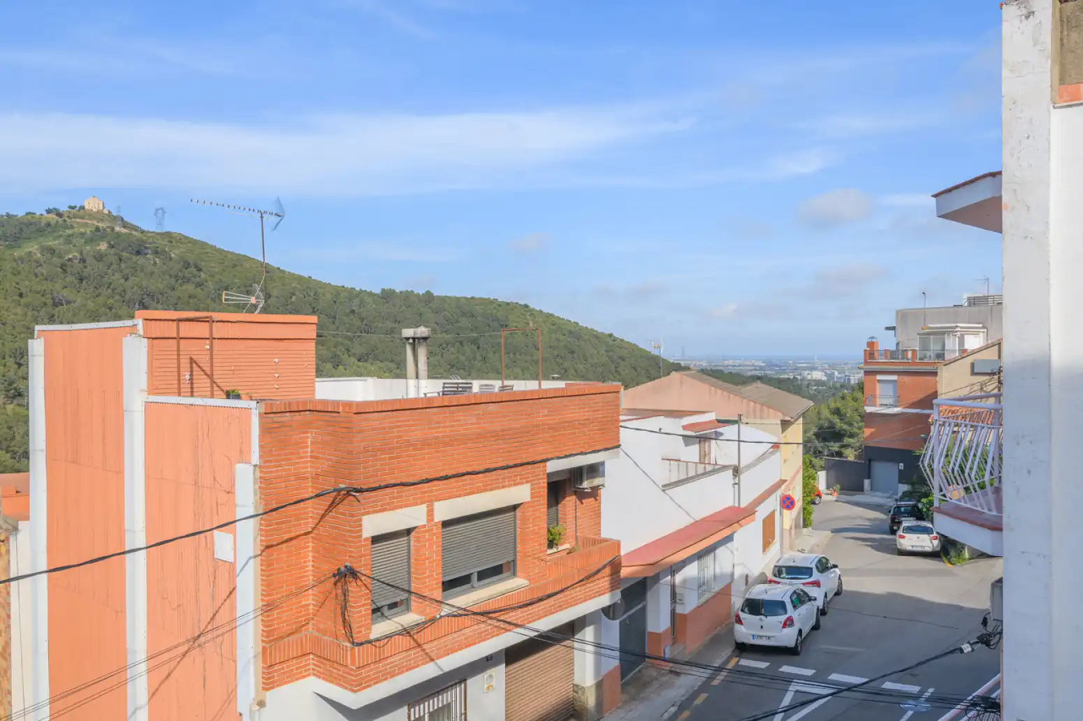 Vista exterior de Casa adosada en venda en Sant Climent de Llobregat amb Terrassa i Balcó