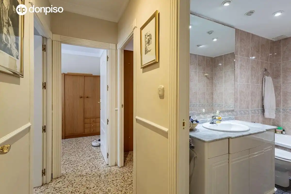 Bathroom of Flat for sale in Granada  with Heating and Terrace