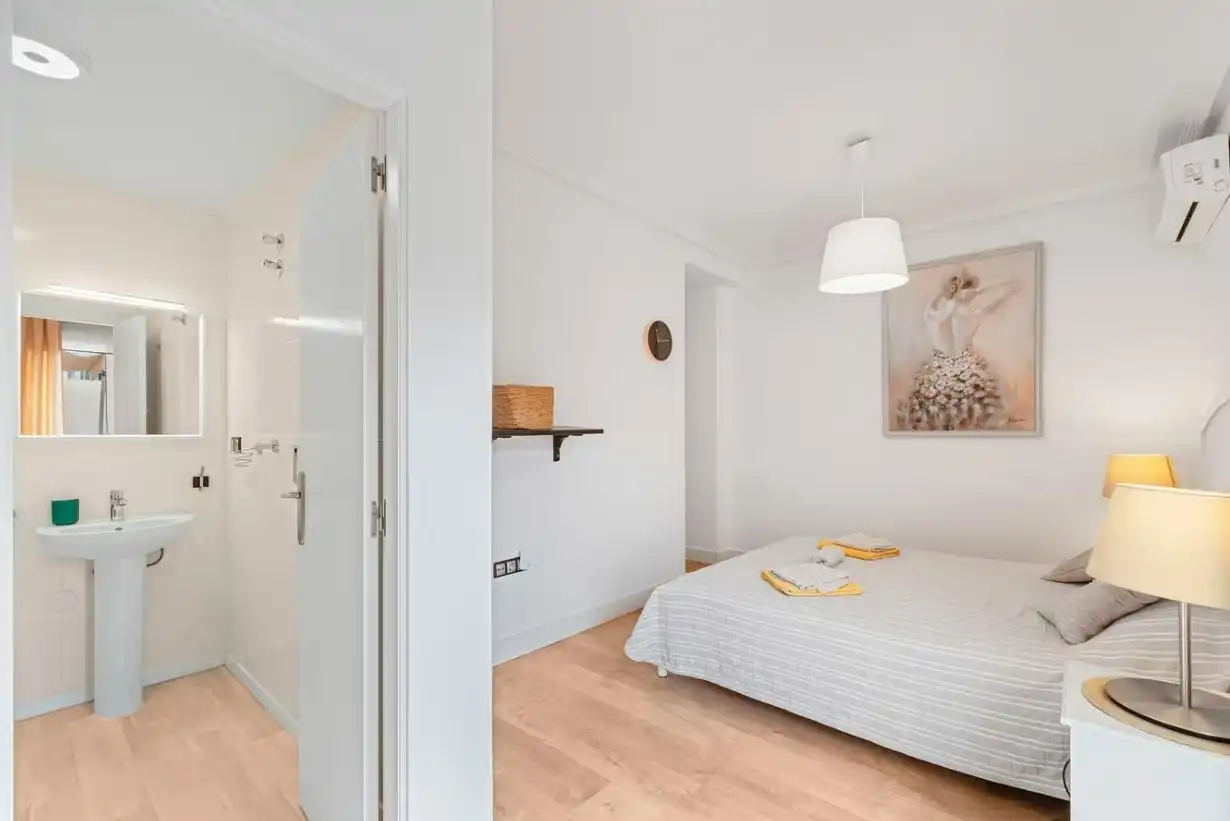 Schlafzimmer von Wohnungen zur Miete in Torrevieja mit Klimaanlage, Heizung und Privatgarten