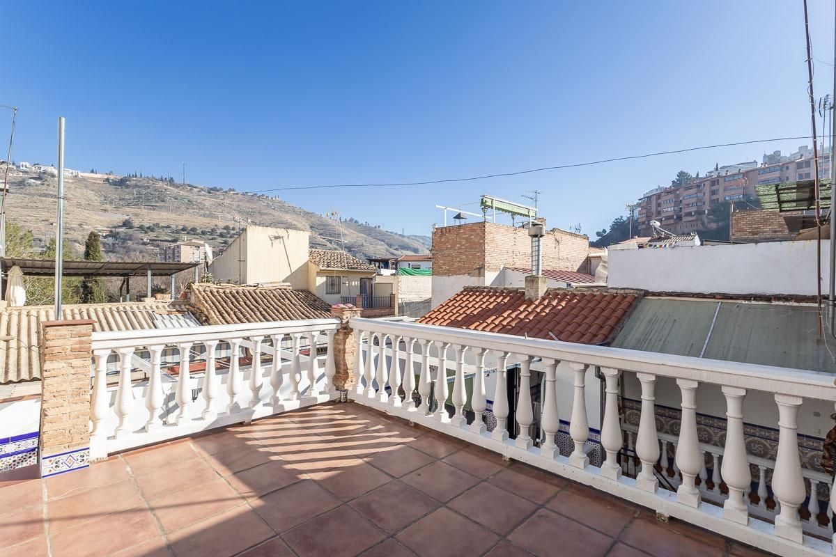 Vista exterior de Casa adosada en venda en  Granada Capital amb Calefacció, Terrassa i Traster