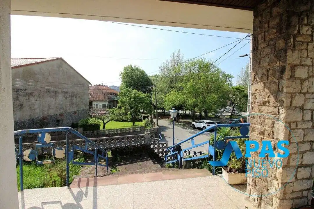 Vista exterior de Casa o xalet en venda en Santander amb Calefacció, Jardí privat i Traster