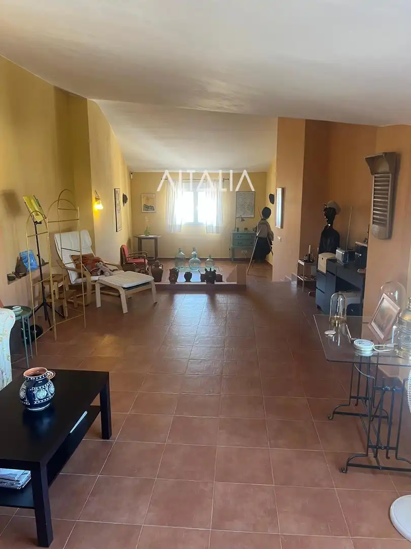 Sala d'estar de Casa o xalet en venda en Torrejoncillo del Rey amb Calefacció, Terrassa i Alarma
