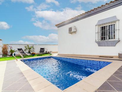 Piscina de Casa o xalet en venda en Chiclana de la Frontera amb Aire condicionat, Jardí privat i Terrassa