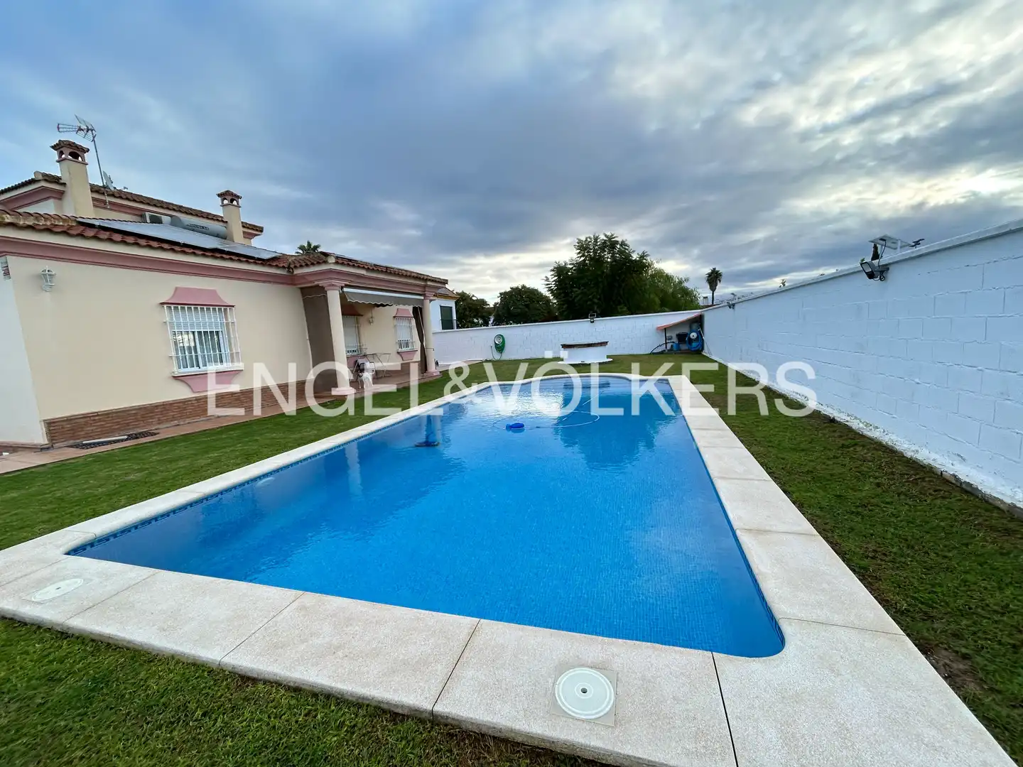 Casa amb piscina en venda a Castilleja de la Cuesta, imagen 5