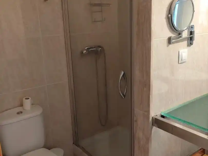Badezimmer von Wohnung zur Miete in Palamós mit Klimaanlage, Parkett und Möbliert