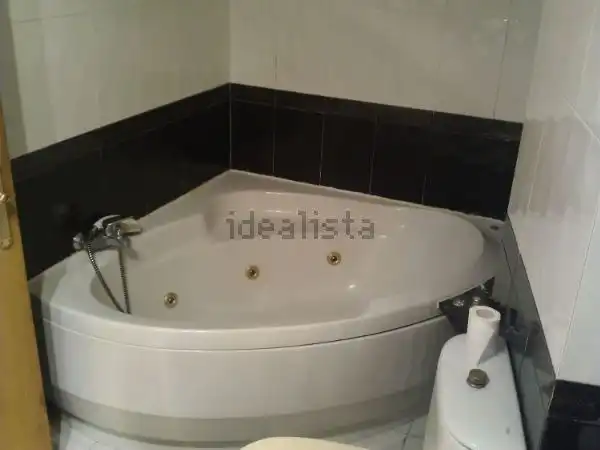 Baño de Piso de alquiler en Santiago de Compostela  con Amueblado