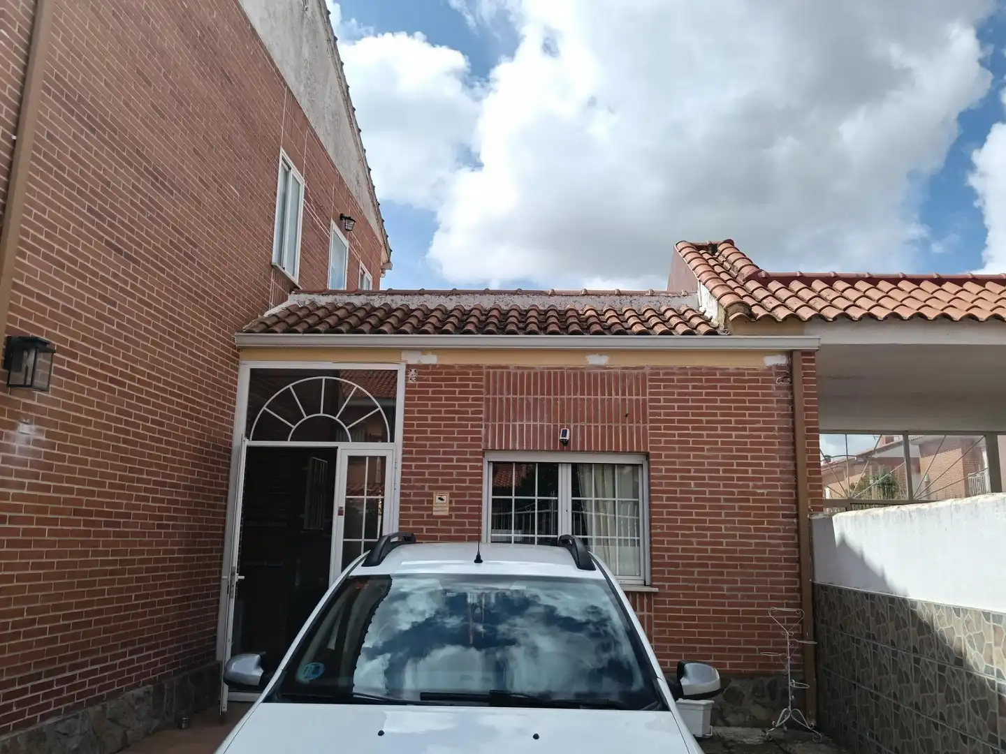 Vista exterior de Casa adosada en venda en Cedillo del Condado amb Calefacció, Jardí privat i Terrassa