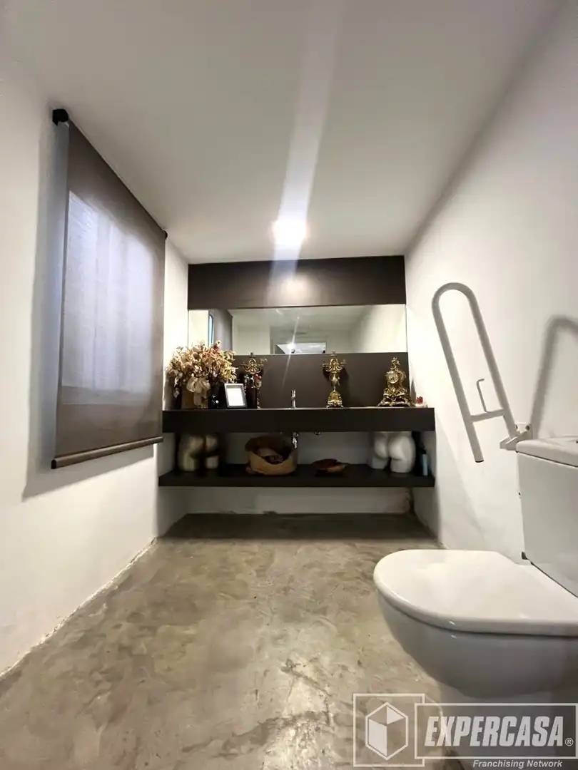 Baño de Local en traspaso en Valencia con Aire acondicionado, Parquet y Terraza