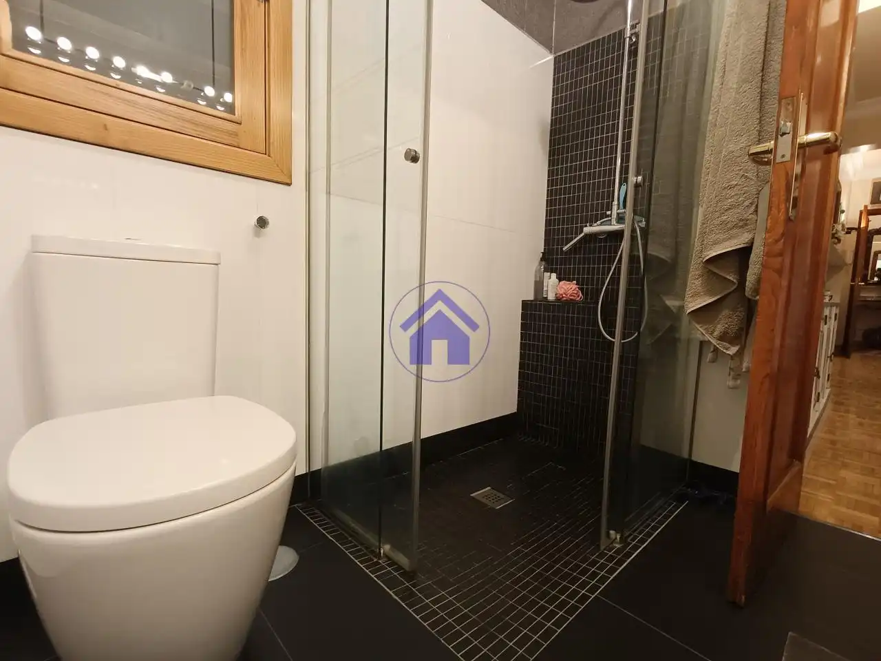 Bathroom of Flat for rent in Vigo   with Heating, Parquet flooring and Terrace