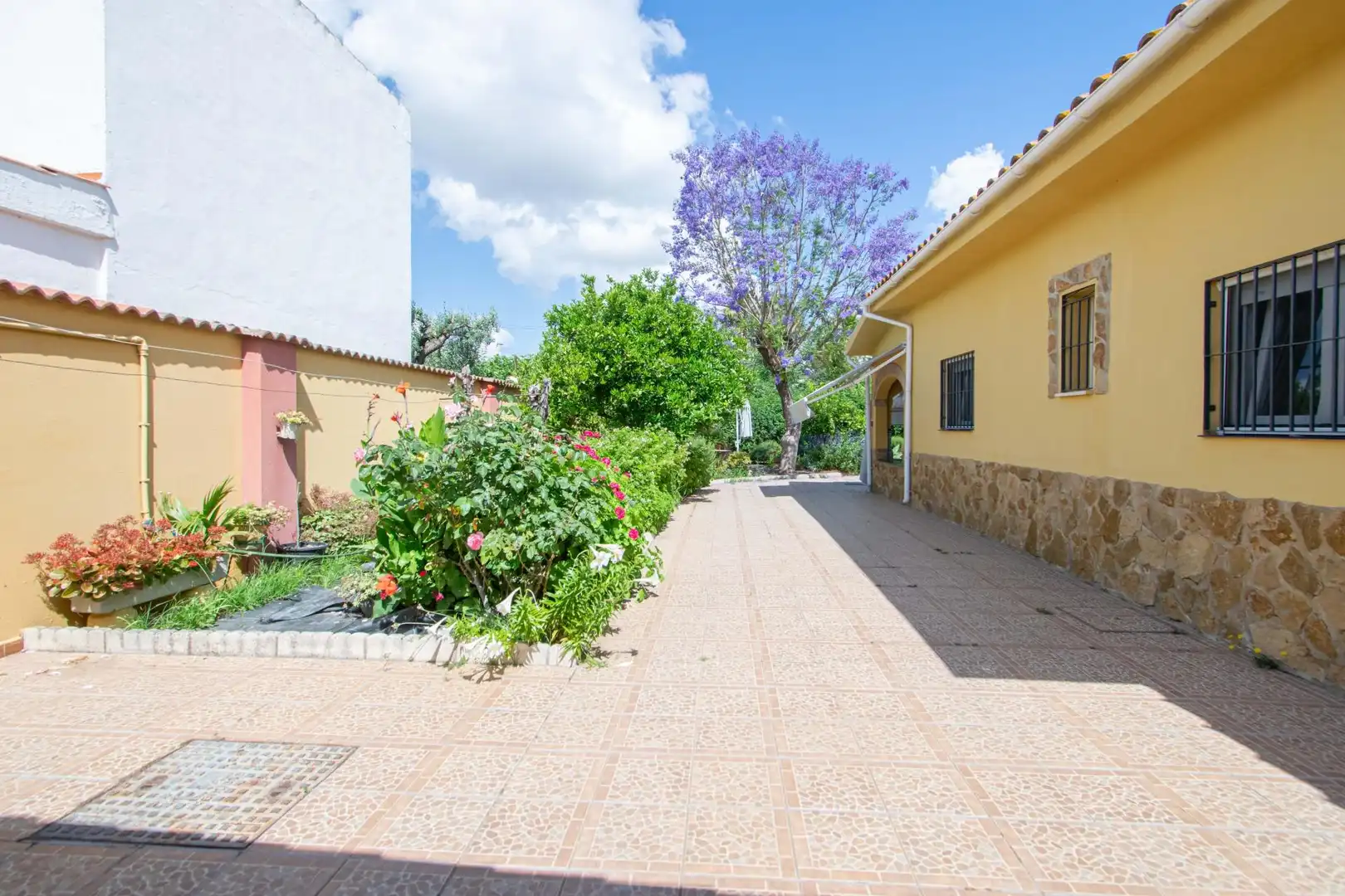 Exterior view of Houses for sale in Mairena del Aljarafe  with Air Conditioner, Heating and Private garden
