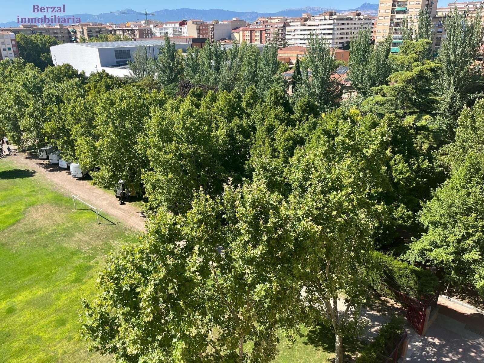 Vista exterior de Pis de lloguer en  Logroño amb Calefacció i Traster