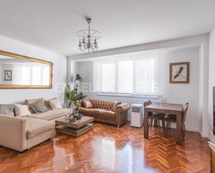 Sala d'estar de Apartament en venda en  Madrid Capital amb Aire condicionat, Calefacció i Parquet