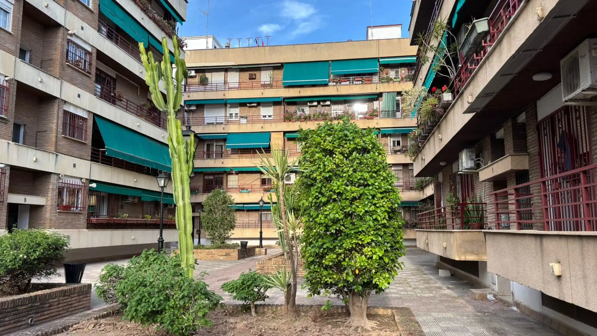 Exterior view of Flat for sale in Sevilla  with Air Conditioner, Private garden and Furnished